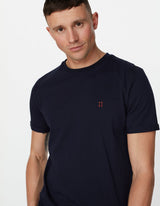 Les Deux Nørregaard T-shirt i Dark Navy – model set forfra