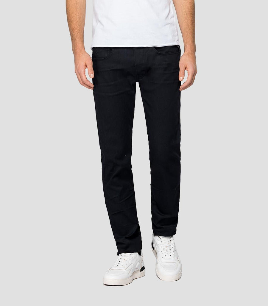 Replay Anbass jeans i sort på model set forfra