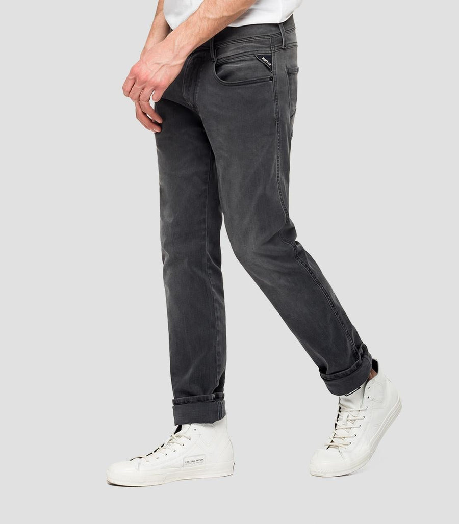 Replay Hyperflex Anbass jeans i grå på model set forfra