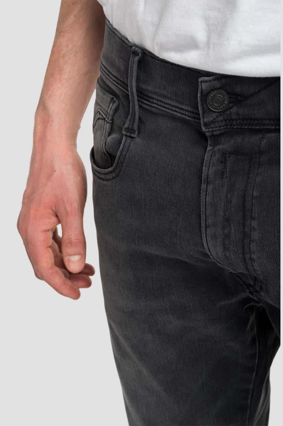 Nærbillede af lomme på Replay Hyperflex Anbass jeans i grå