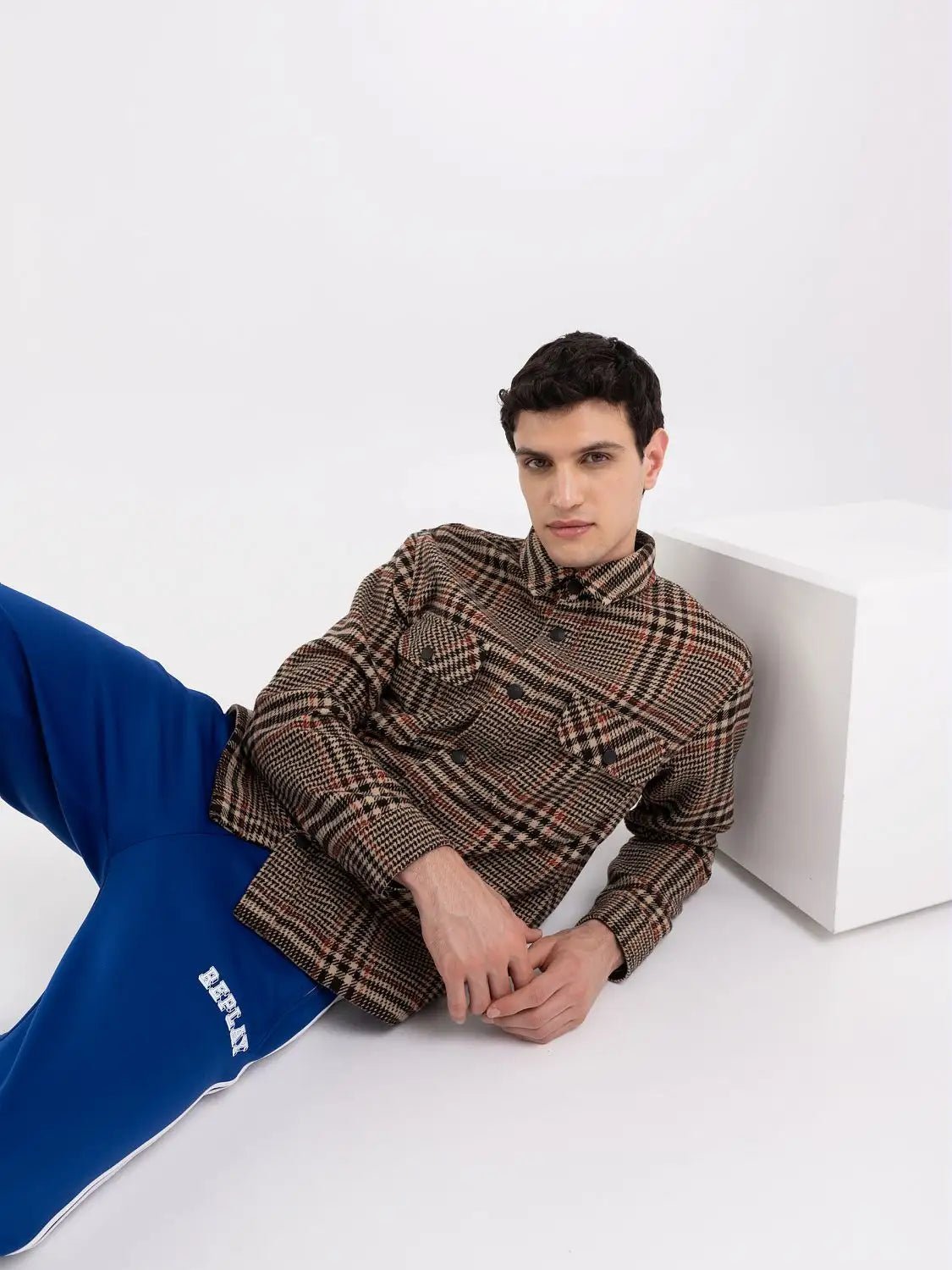 Liggende model i Replay overshirt i Prince of Wales-ternet uld i brun