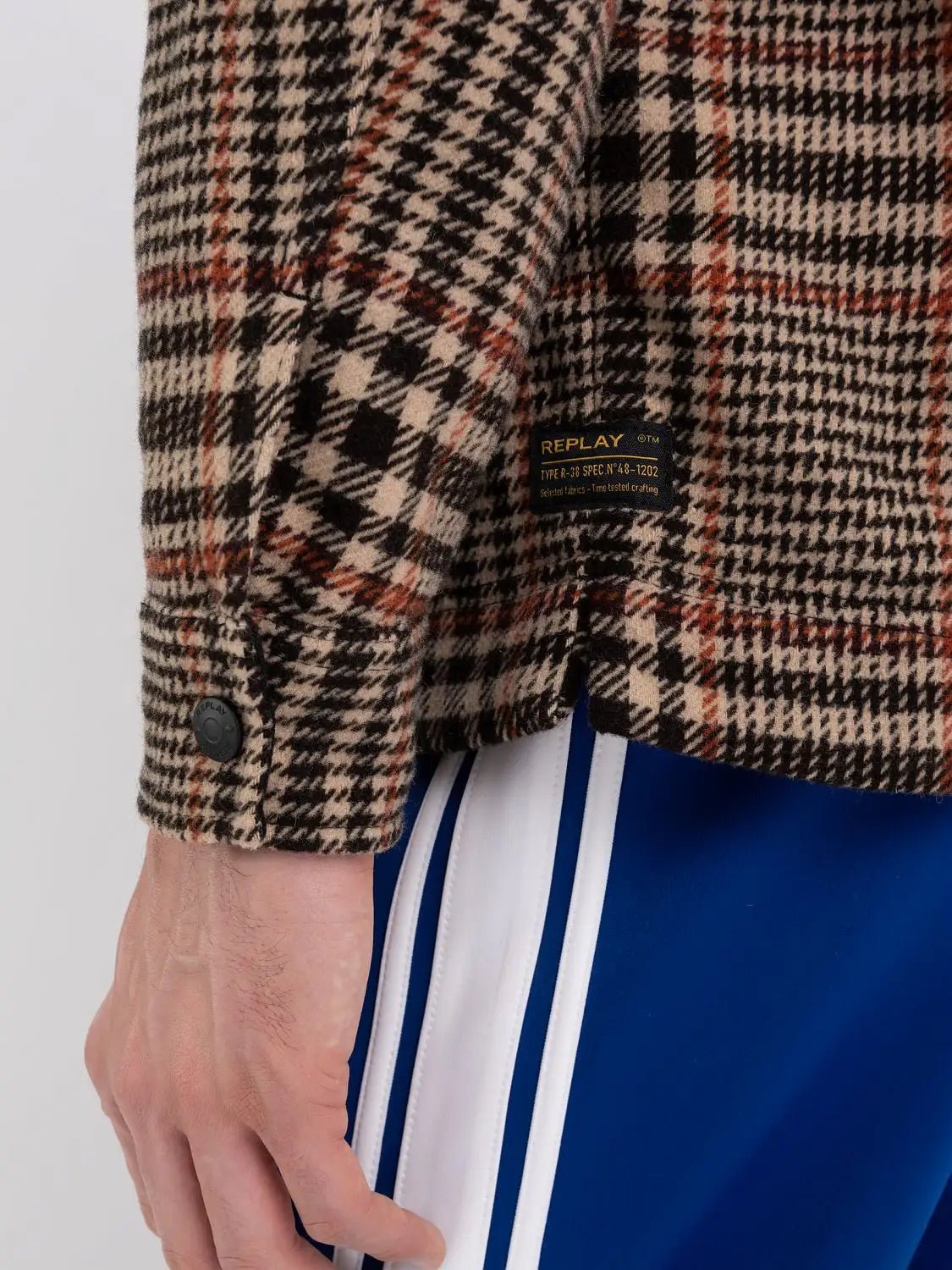 Detalje af manchet på Replay overshirt i Prince of Wales-ternet uld i brun
