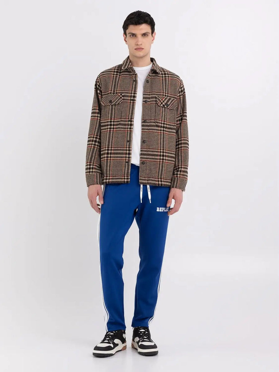 Replay overshirt i Prince of Wales-ternet uld i brun på model – helfigur
