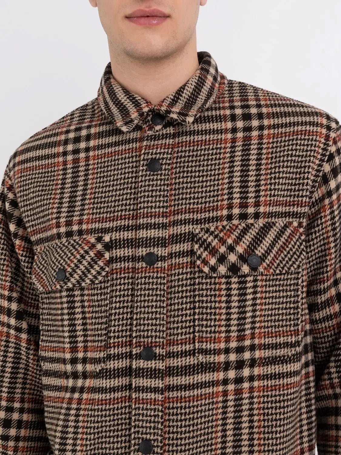 Nærbillede af brystlommer på Replay overshirt i Prince of Wales-ternet uld i brun