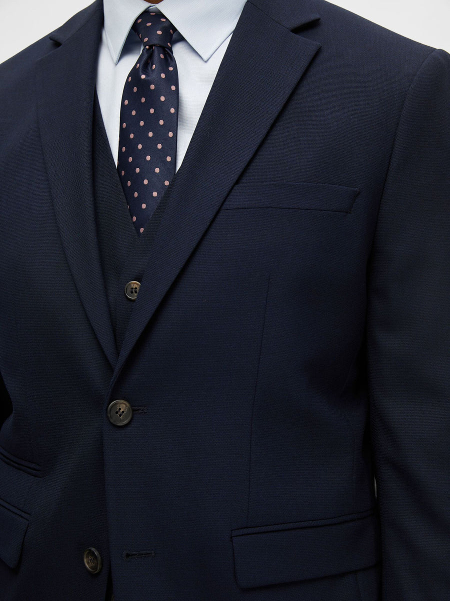 Nærbillede af revers og slips med Selected Slim Neil blazer i navy
