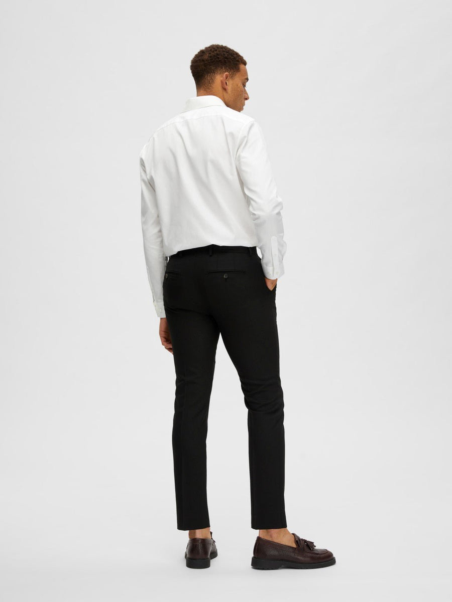 Selected Slim Neil habitbukser i sort stylet med hvid skjorte – helfigur