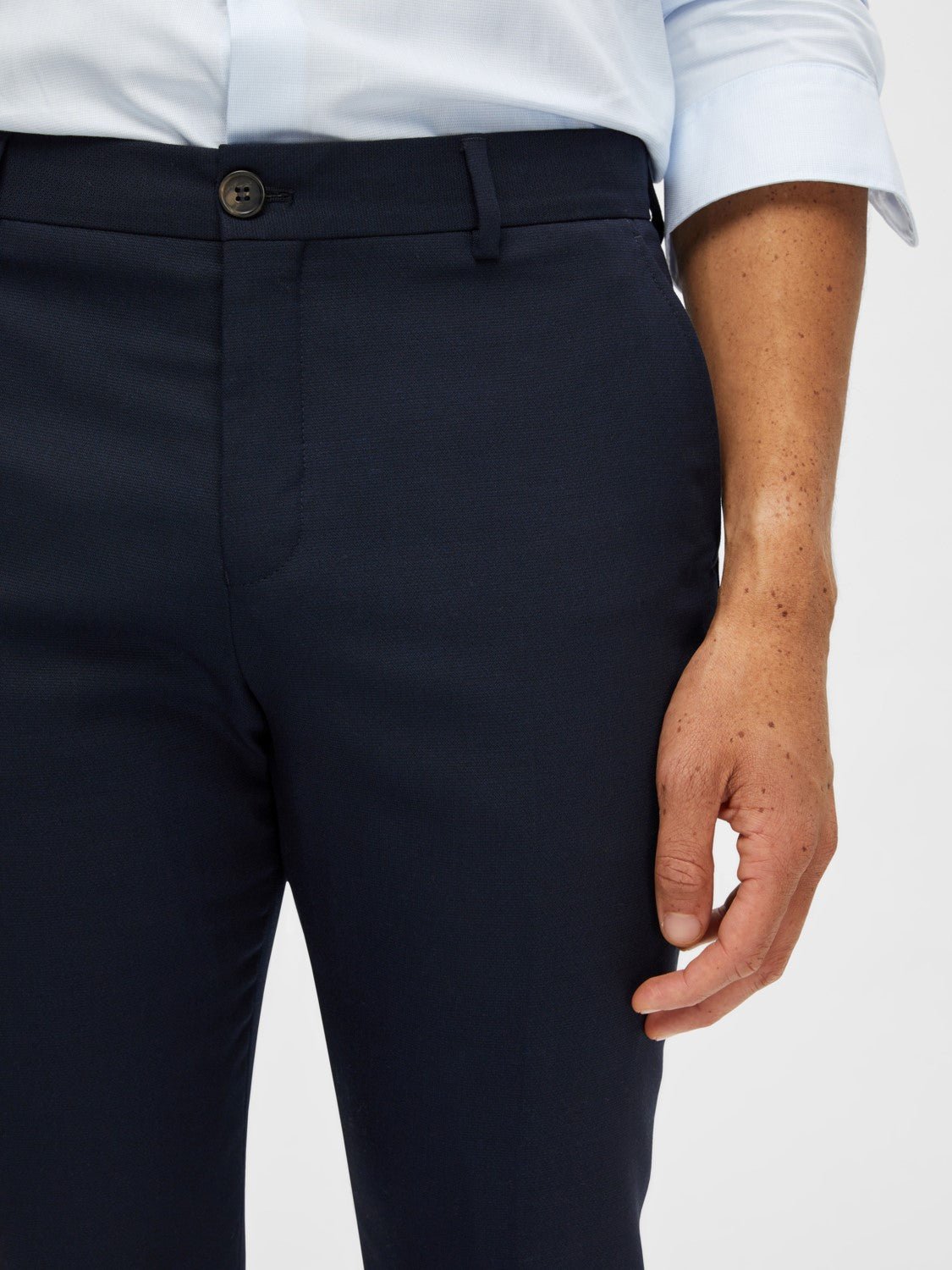 Nærbillede af lomme på Selected Slim Neil habitbukser i navy