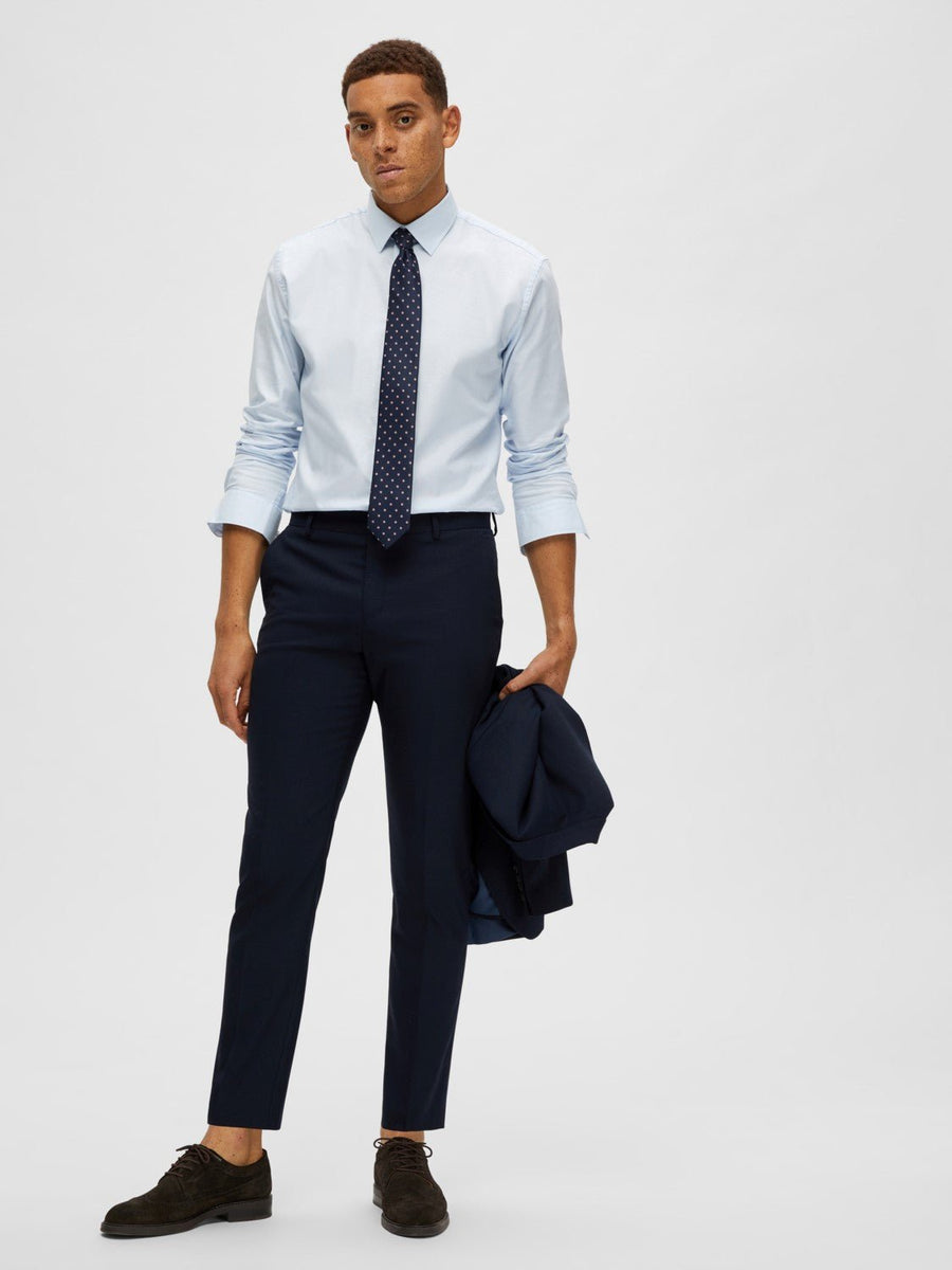 Selected Slim Neil habitbukser i navy med slips og jakke over armen