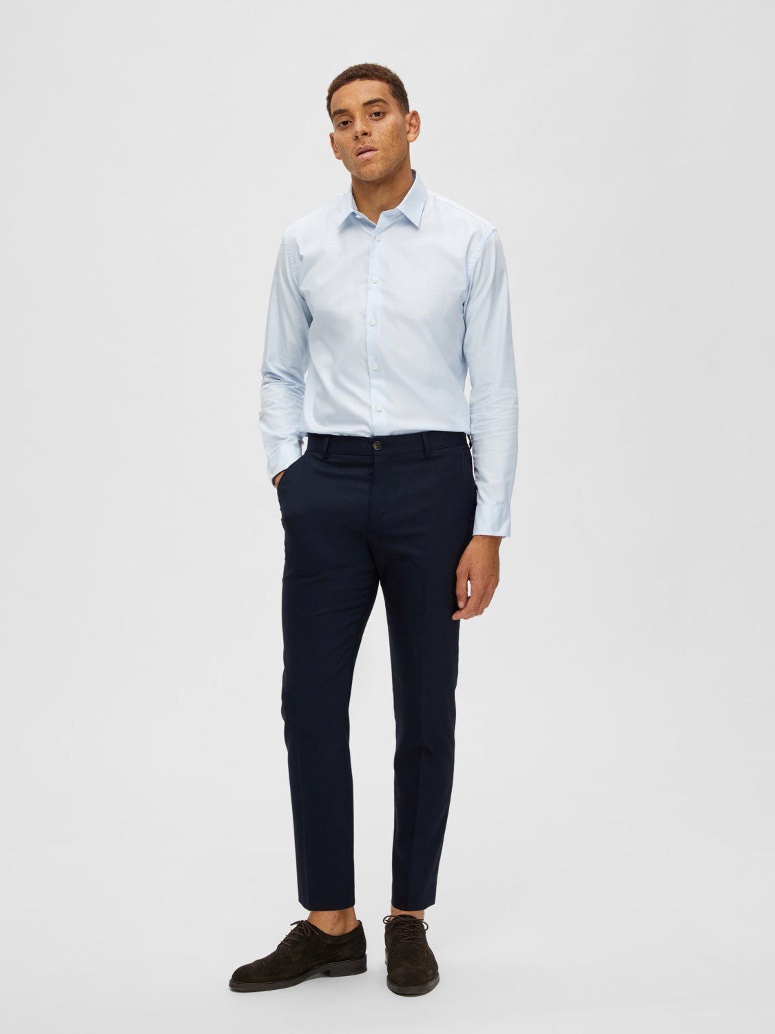 Selected Slim Neil habitbukser i navy stylet med lyseblå skjorte – helfigur