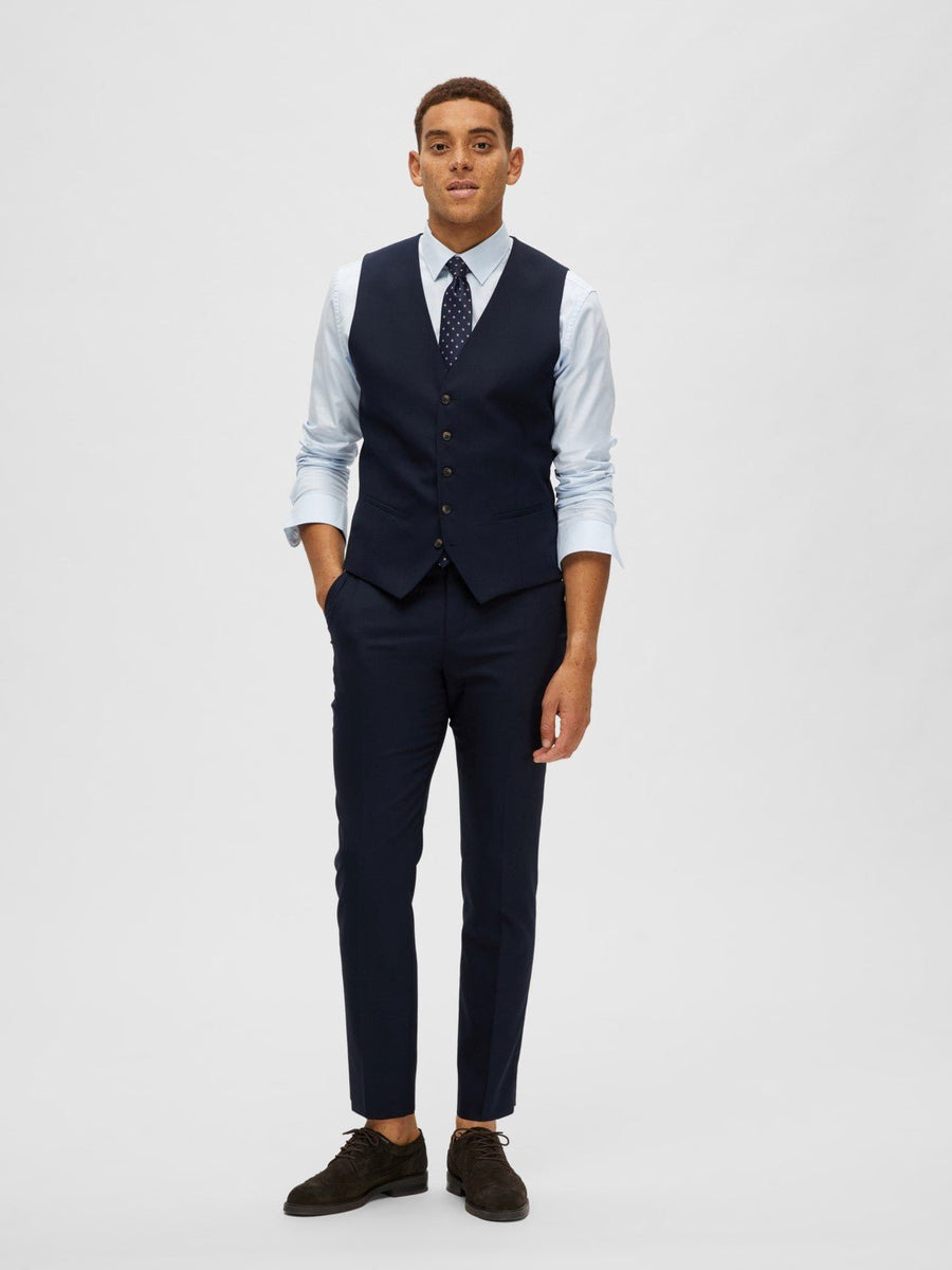 Selected Slim Neil vest i navy på model – helfigur